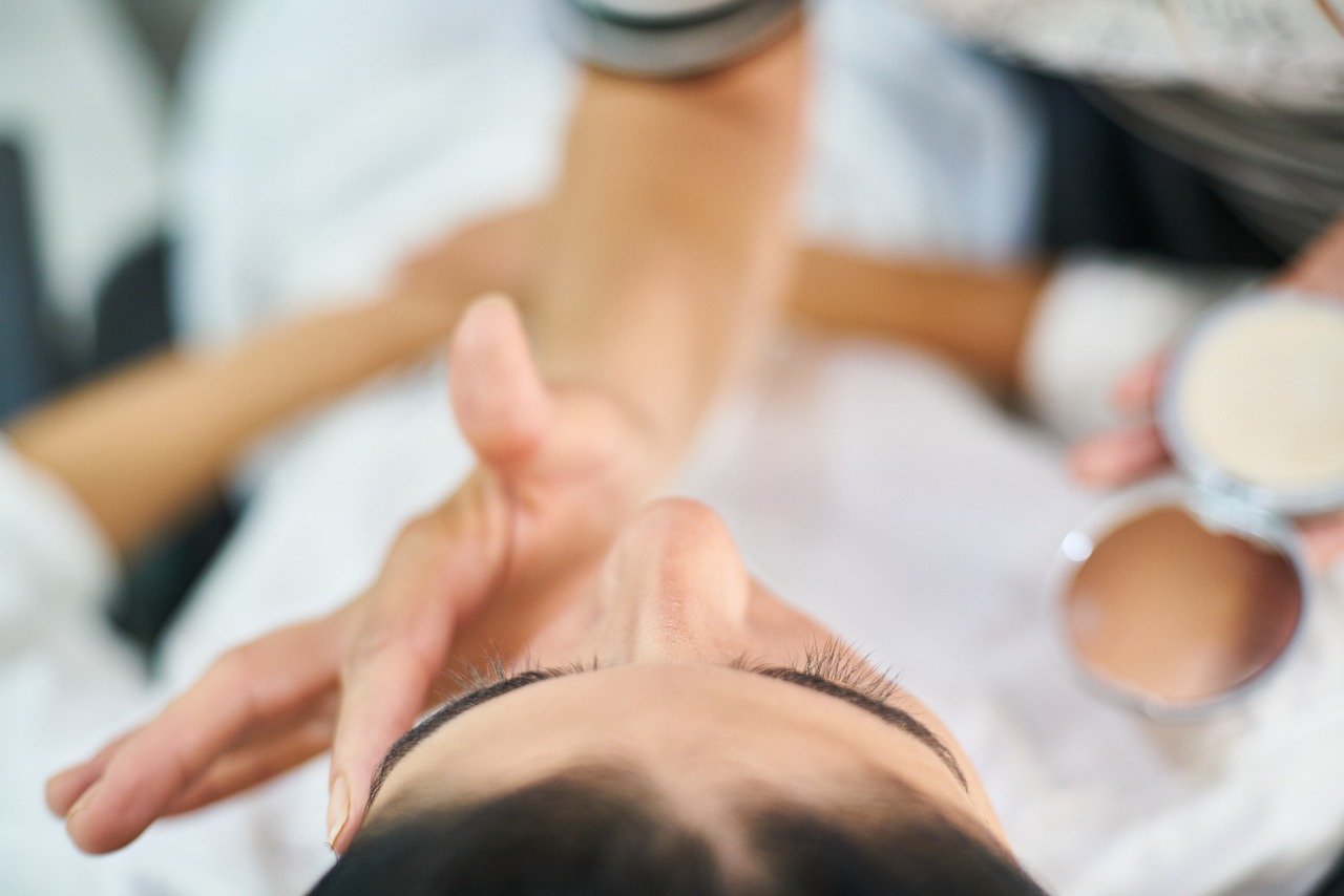 Aplicación de maquillaje en rostro